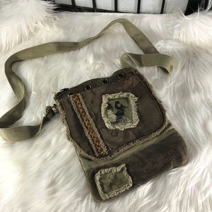 🌻 Disney Pirates of the Caribbean Crossbody Pouch